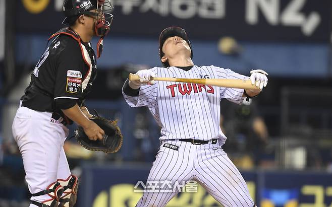 LG 박동원이 29일 서울 잠실구장에서 열린 2025 KBO리그 KT와 경기 4회말 무사1루 삼진아웃을 당한 후 아쉬워하고 있다. 잠실 | 최승섭기자 thunder@sportsseoul.com