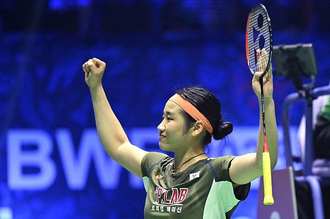 안세영이 30일(한국 시간) 프랑스 파리 아디다스 아레나에서 열린 2025 세계배드민턴연맹(BWF) 세계선수권 여자단식 8강에서 심유진을 꺾고 세리머니를 하고 있다. 사진 | 파리=AFP 연합뉴스