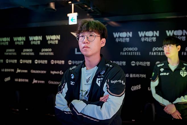 ‘룰러’ 박재혁이 23일 서울 종로구 롤 파크에서 열린 2025 LCK 정규시즌 한화생명전에 앞서 입장을 준비하고 있다. 사진 | LCK