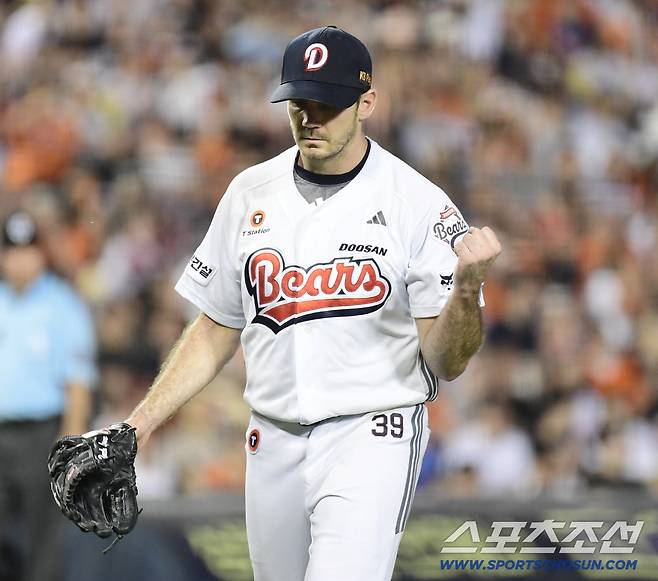 22일 잠실야구장에서 열린 KBO리그 두산과 한화의 경기. 6회 1사 1, 2루. 이진영 병살로 처리한 두산 잭로그. 잠실=송정헌 기자songs@sportschosun.com/2025.07.22/