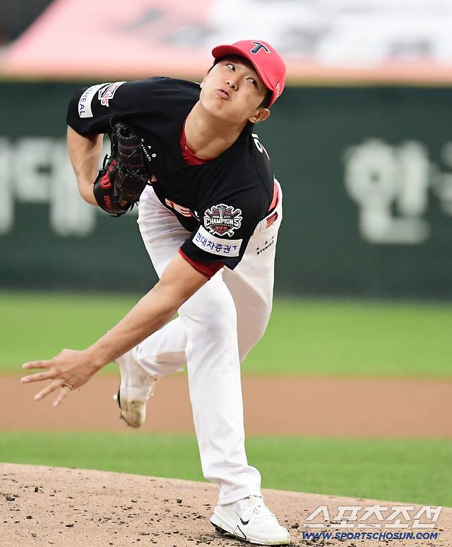 28일 인천 SSG랜더스필드에서 열린 KBO리그 SSG와 KIA의 경기. 선발 투구를 준비하고 있는 KIA 이의리. 인천=송정헌 기자songs@sportschosun.com/2025.08.28/