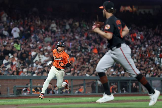 2회말 좌전안타로 출루한 이정후가 라파엘 데버스의 적시타 때 홈으로 쇄도하고 있다. AFP연합뉴스