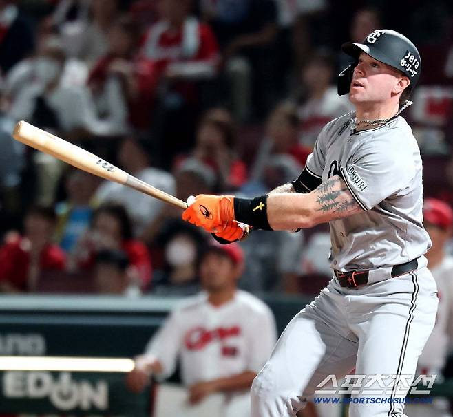 요미우리 외야수 캐비지는 지난해까지 메이저리그에서 활약했다. 그는 일본프로야구 첫해 14홈런을 때려 팀 내 홈런 1위다. 사진캡처=요미우리 자이언츠 SNS