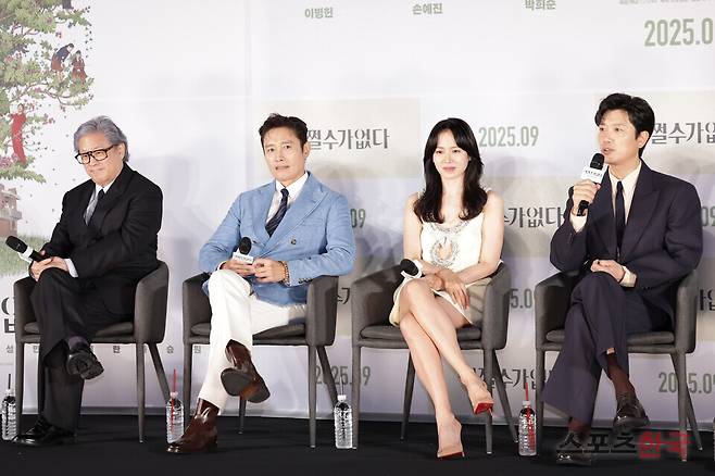 영화 '어쩔수가 없다' 제작보고회에 참석한 박찬욱 감독, 배우 이병헌, 손예진, 박희순. 25.8.19 ⓒ이혜영 기자 lhy@hankooki.com