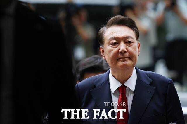 윤석열 전 대통령이 지난달 9일 오후 구속 전 피의자 심문(영장실질심사)을 받기 위해 기자들의 질문을 받으며 서울 서초구 서울중앙지방법원으로 들어서고 있다. 이날 영장실질심사는 남세진(사법연수원 33기) 영장전담 부장판사 심리로 열린다. <2025.07.09 사진공동취재단>