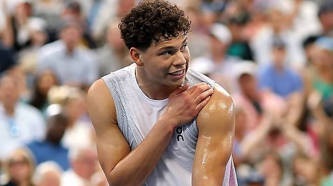 2025 US오픈 남자단식 3라운드 도중 왼쪽 어깨부상을 호소하는 벤 셸튼. 사진/ATP 투어