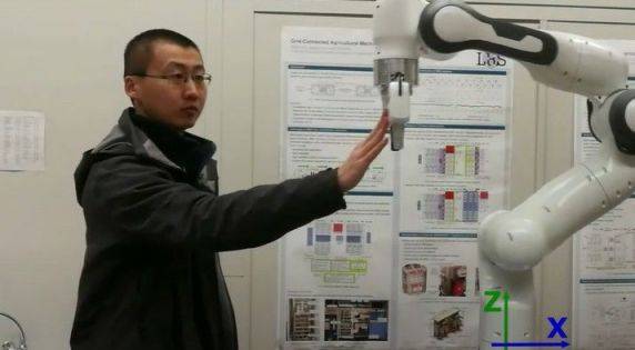 사람이 손으로 밀자 뒤로 밀려나는 협동로봇(코봇). 임피던스 제어 기술이 적용됐다. 유튜브 캡처