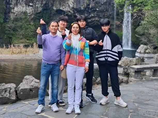 전남 장흥식품의 김권천(앞줄 왼쪽) 대표와 그의 가족. /김 대표 제공