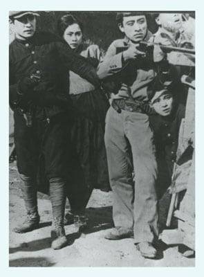 나운규는 비극적 여주인공으로 전옥을 발탁,  '잘있거라' '옥녀' '사랑을 찾아서'에 출연시켰다.   '사랑을 찾아서'에 출연한 전옥(사진 가운데)과 나운규. /한국영상자료원