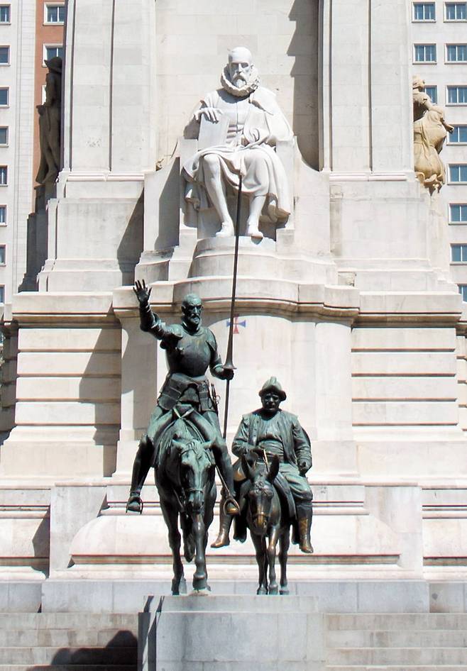 스페인 마드리드 에스파냐 광장에 있는 세르반테스 기념비 앞에 돈키호테와 산초의 동상이 세워져 있다. /위키피디아