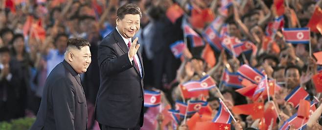 2019๋
ํ์์ ๋ง๋ ๊น์ ์ยท์์งํ - ์์งํ(์ค๋ฅธ์ชฝ) ์ค๊ตญ ๊ตญ๊ฐ์ฃผ์์ด 2019๋
6์ ๋ถํ์ ๋ฐฉ๋ฌธํ์ ๋ ๊น์ ์ ๋ถํ ๊ตญ๋ฌด์์์ฅ๊ณผ ํจ๊ป ์ง๋จ ์ฒด์กฐ ๊ณต์ฐ์ด ์ด๋ฆฌ๋ ํ์ 5ยท1 ๊ฒฝ๊ธฐ์ฅ์ ๋ค์ด์๋ฉฐ ๊ตฐ์ค์ ํํธ๋ฅผ ๋ฐ๊ณ ์๋ค. ๋ถยท์ค ์๊ตญ์ ๊น ์์์ฅ์ด 9์ 3์ผ ์ค๊ตญ ํญ์ผ์ ์ ์ ์น์ ํ์ฌ์ ์ฐธ์ํ๋ค๊ณ 28์ผ ๋ฐํํ๋ค. /์ ํ ์ฐํฉ๋ด์ค