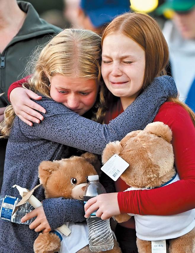 ๋ฏธ๊ตญ ๋ฏธ๋ค์ํ์ฃผ ๋ฏธ๋์ ํด๋ฆฌ์ค์ ๊ฐํจ๋ฆญ๊ณ ํ๊ต์์ ์ด๊ธฐ ๋์ฌ ์ฌ๊ฑด์ด ๋ฐ์ํ 27์ผ, ํฌ์์๋ค์ ์ถ๋ชจํ๊ธฐ ์ํด ์ด๋ฆฐ ์ด๋ถ ๊ธฐ๋ํ์์ ๋ ์ด๋ฆฐ์ด๊ฐ ์๋ก ๊ฐ์ธ์๊ณ ์๋กํ๊ณ ์๋ค. ๋ฏธ์ฌ ์ค์ด๋ ์ด๋ฆฐ์ด ๋ ๋ช
์ด ์ฌ๋งํ ์ด ์ฌ๊ฑด ์ดํ ๋ฏธ๋์ ํด๋ฆฌ์ค ๊ณณ๊ณณ์์ ์ถ๋ชจ ์งํ์ ๊ธฐ๋ํ๊ฐ ์ด๋ ธ๋ค. /EPA ์ฐํฉ๋ด์ค