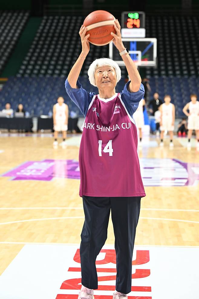 박신자 선생이 30일 박신자컵 개막전에 앞서 시구를 하고 있다. /WKBL