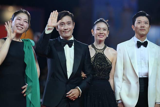 29일(현지시각) 박찬욱 감독의 신작 ‘어쩔수가없다’의 프리미어 상영회가 열린 이탈리아 베니스 살라 그란데 극장에서 출연진이 관객에게 인사하고 있다./ 연합뉴스