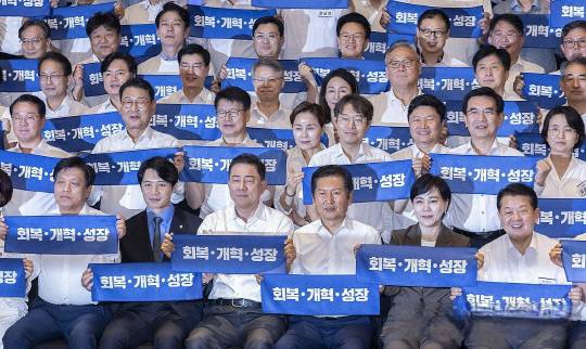 지난 28일 인천시 중구 파라다이스시티 컨벤션에서 열린 더불어민주당 의원단 워크숍에서 정청래 대표와 김병기 원내대표를 비롯한 의원들이 기념 촬영 도중 구호를 외치고 있다.연합뉴스