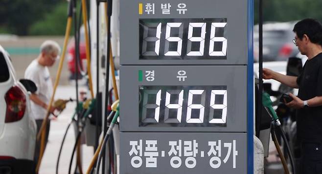 24일 서울의 한 주유소에 휘발유와 경유 가격이 게시되어 있다. ⓒ뉴시스