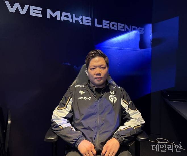 김정수 젠지 감독이 30일 서울 종로구 LCK 아레나에서 진행될 2025 LoL 챔피언스 코리아 정규 시즌 5라운드 경기에 앞서 코치박스에서 각오를 밝혔다. ⓒ데일리안 황지현 기자