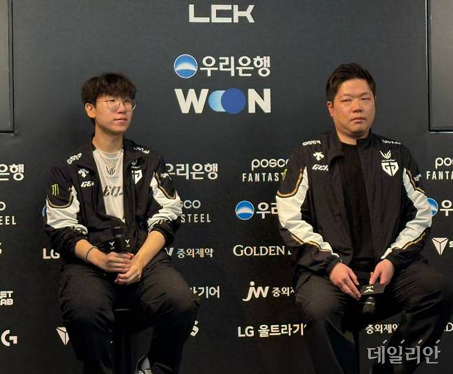 '룰러' 박재혁(왼쪽)과 김정수 젠지 감독이 30일 서울 종로구 LCK 아레나에서 열린 2025 LoL 챔피언스 코리아 정규 시즌 5라운드 마지막 경기를 마치고 기자들에게 소감을 밝히고 있다.ⓒ데일리안 황지현 기자