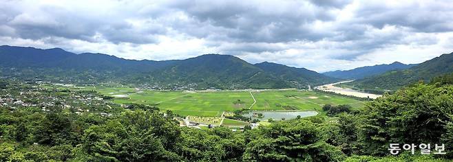 박경리 ‘토지’의 배경이 됐던 경남 하동군 악양면 평사리 들판. 높은 산봉우리가 말발굽 모양으로 둘러싸고 있고, 한쪽 끝에는 섬진강이 흘러간다.