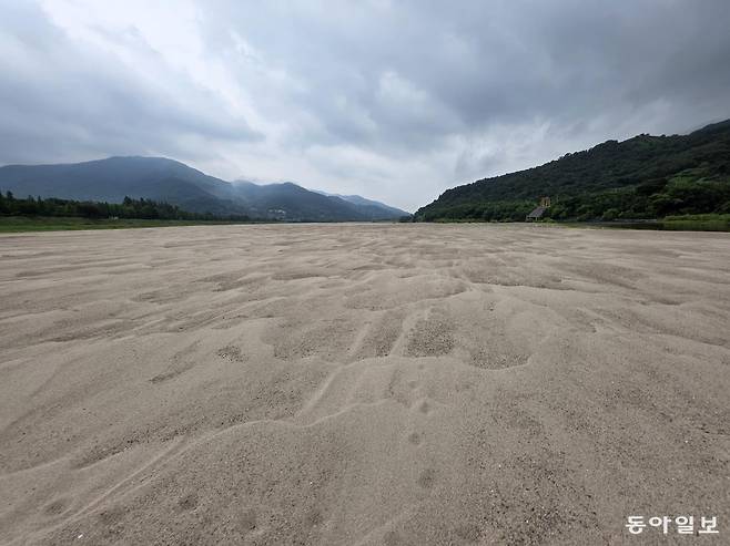 섬진강이 남해바다와 만나는 부근에 있는 평사리 백사장.