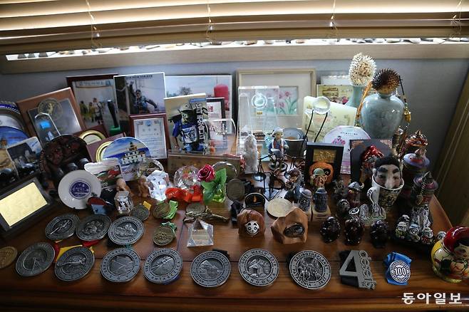 이종민 대표와 그의 아버지 이무웅 씨가 사막마라톤을 완주하며 획득한 메달. 김포=양종구 기자 yjongk@donga.com