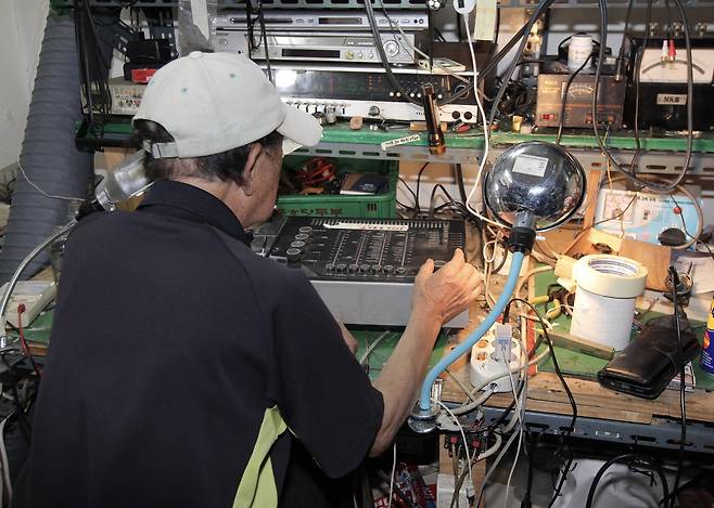 빈티지 오디오 부품을 수리하고 있는 이 장인. 일일히 분해하고 뜯어보며 내부를 살피며 주파수를 맞추고 있다. (사진=김영호 기자 rladugh2349@donga.com)