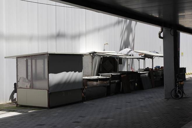 재개발 완료를 1년 앞둔 세운4구역 펜스 앞 노점상들. 서울시는 해당 노점에 대해 별다른 허가를 내준 적이 없으며, 철거 예정이라고 답했다. 사진=김영호 기자 rladugh2349@donga.com