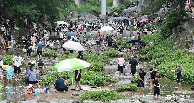 3일 오후 경기 광주 남한산성면 광지원리 남한산계곡을 찾은 피서객들이 물놀이를 즐기며 휴일을 보내고 있다.