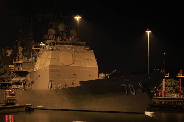 파나마 운하 진입해 카리브해 향하는 미 해군 미사일 순양함 ‘레이크 이리’. [EPA=연합뉴스]