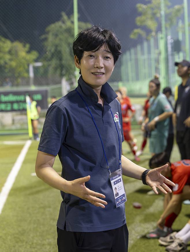 유영실 서울시청 감독은 “떠나고 싶다”고 했다. 하지만 그건 축구계를 완전히 떠난다는 말이 아니다. 여성 지도자가 갈 수 있는 판을 넓히겠다는 선언이다. 김진수 선임기자 jsk@hani.co.kr