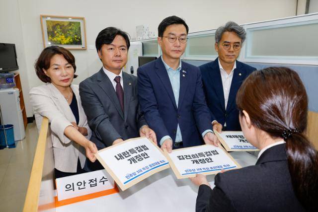 더불어민주당 3대 특검 종합대응 특별위원회 소속 의원들이 26일 국회 의안과에 3대 특검법(내란특검, 김건희 특검, 채해병 특검) 개정안을 제출하고 있다. 뉴스1