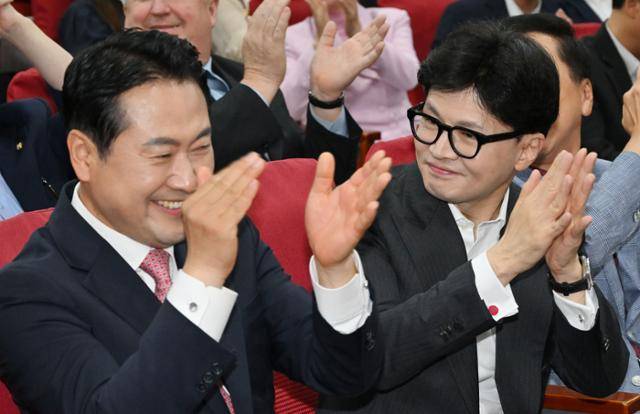 한동훈(오른쪽) 국민의힘 대표가 지난해 8월 21일 국회 의원회관에서 열린 장동혁 의원실 주최 ‘형법 제98조 개정 입법토론회 - 간첩죄 처벌 강화’ 토론회에서 박수를 치고 있다. 고영권 기자
