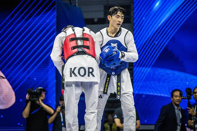 사진 1 남자 -58kg급 배준서(청)와 김종명(홍). 사진=태권도진흥재단