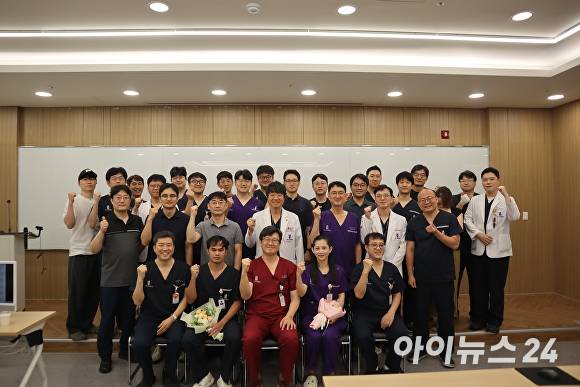 캄보디아 국립병원에서 온 물리치료사 츠다와 치어끄리가 에스포항병원에서 3개월간의 연수를 마쳤다. [사진=에스포항병원]