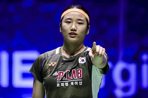 배드민턴 여자 단식 세계랭킹 1위 안세영이 대표팀 동료 심유진을 제압하고 세계개인선수권대회 4강에 올랐다. EPA=연합뉴스
