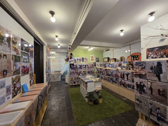 '서현역 흉기난동 사건'의 피해자 고 김혜빈(사망 당시 20세)씨의 2주기 추모제가 열린 서점 1층에 혜빈씨 유족을 위로한 친구들의 사진이 장식되어 있다. 이영근 기자