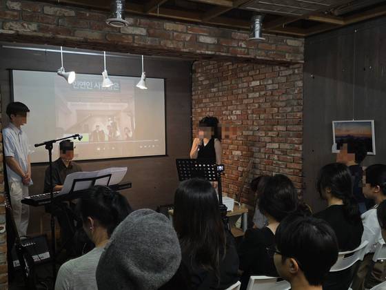 '부산 돌려차기 사건' 피해생존자 김진주 작가가 혜빈씨의 애창곡이었던 '홍연'을 부르고 있다. 이영근 기자