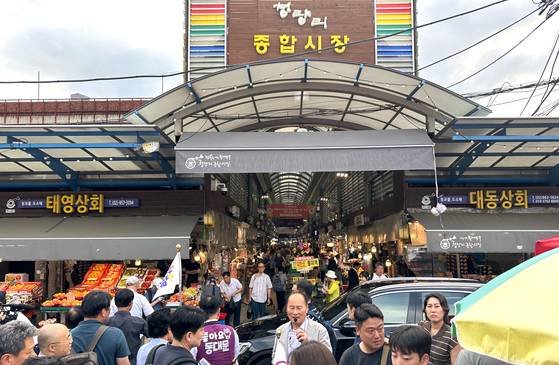북적이는 청량리 전통시장. 문희철 기자