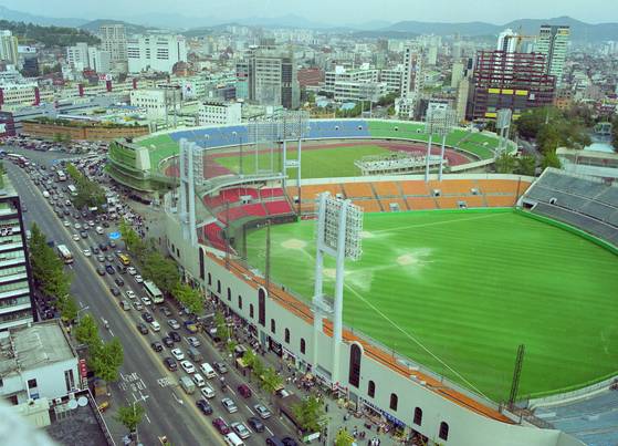동대문운동장은 고교야구 메카로 유명했다. [중앙포토]