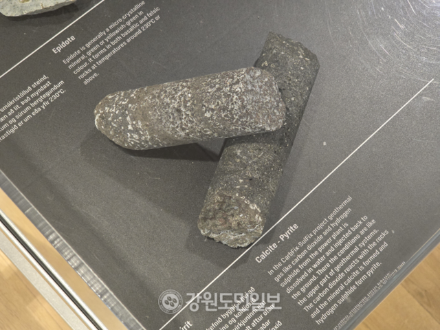 ▲ 포집한 CO₂는 물에 녹여 지하 800~2000m 현무암층으로 주입하면  암석과 반응해 석회암으로 굳어져 영구 저장된다.  김영희