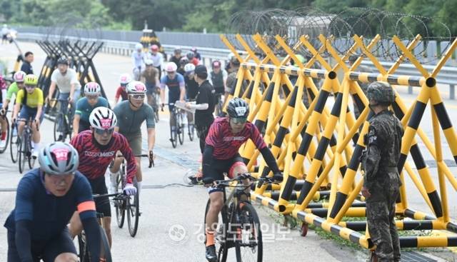 ▲ ‘2025 투르 드 DMZ 고성 그란폰도’ 대회 참가자들이 동부전선 최전방 제진검문소를 통과하며 역주하고 있다.