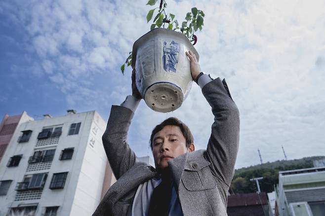 제30회 부산국제영화제 개막작으로 선정된 영화 '어쩔수가없다'의 한 장면.  /BIFF 제공