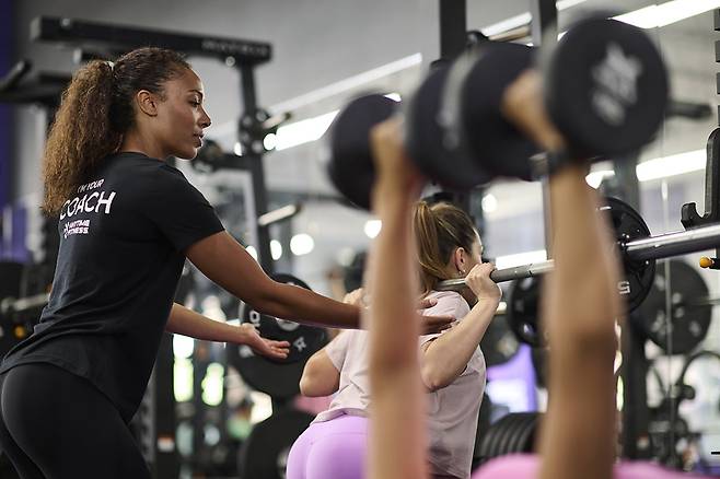 GLP-1 계열 약물을 복용하는 사람들을 대상으로 체중 감량을 달성하고 유지할 수 있도록 맞춤 운동 프로그램을 제공하는 체육관들이 늘어나고 있다./사진=애니타임피트니스