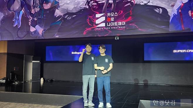 왼쪽부터 김형석 슈퍼크리에이티브 공동대표와 김주형 스마일게이트 사업실장 28일 서울 마포구 홍대 WDG 스튜디오에서 열린 카오스 제로 나이트메어 시연회에서 기념사진을 찍고 있다. 사진=박수빈 기자