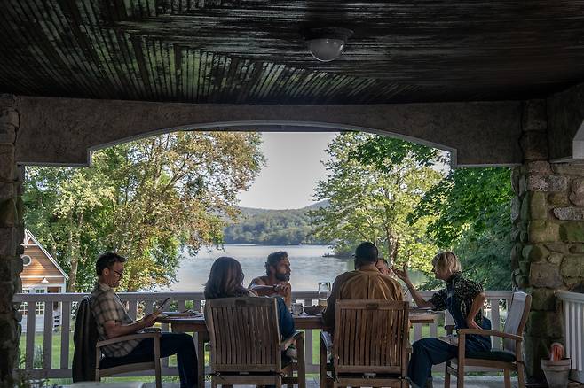 <우리들의 사계절> 속 닉과 앤의 집 테라스에 둘러앉은 친구들. 넷플릭스 제공