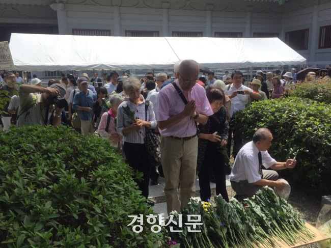 일본 간토대지진 94주기인 2017년 9월 1일도쿄도 스미다구 요코아미초 공원 내 조선인 희생자 위령비 앞에서 열린 조선인 희생자 추도식에서 참석자들이 위령비에 헌화하고 억울하게 희생된 이들의 넋을 위로하고 있다. 경향신문 자료사진