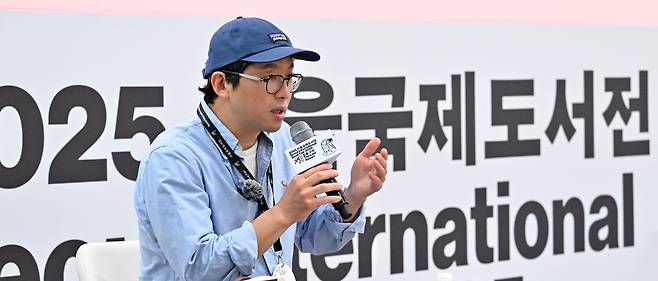 Chef Choi Kang-rok speaks about his debut essay "Cooking for Life" at the 2025 Seoul International Book Fair at Coex on Wednesday. (Im Se-jun/The Korea Herald)
