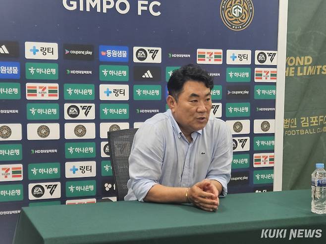 김현석 전남 감독이 30일 오후 7시 김포솔터축구장에서 열린 김포와의 ‘하나은행 K리그2 2025’ 27라운드 경기에서 기자회견을 하고 있다. 송한석 기자&nbsp;