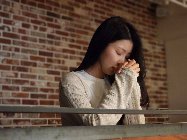 직장인 백진경(33)씨가 최근 서울 종로구 광화문 ‘홀리스타’ 새벽예배에 참석해 두 손을 모으고 기도하고 있다.