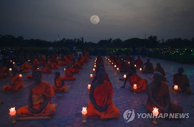 네팔 룸비니의 마야데비 사원에서 석가탄신일을 축하하기 위해 모인 승려들이 저녁 기도를 드리고 있다. [EPA연합뉴스]